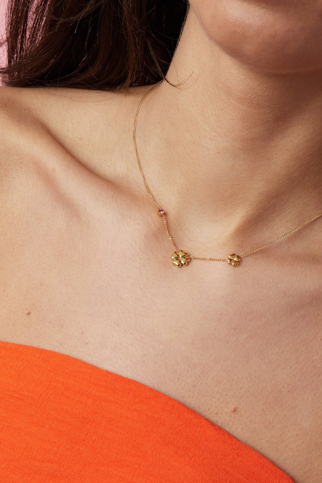 Collana con trifogli e pietre colorate