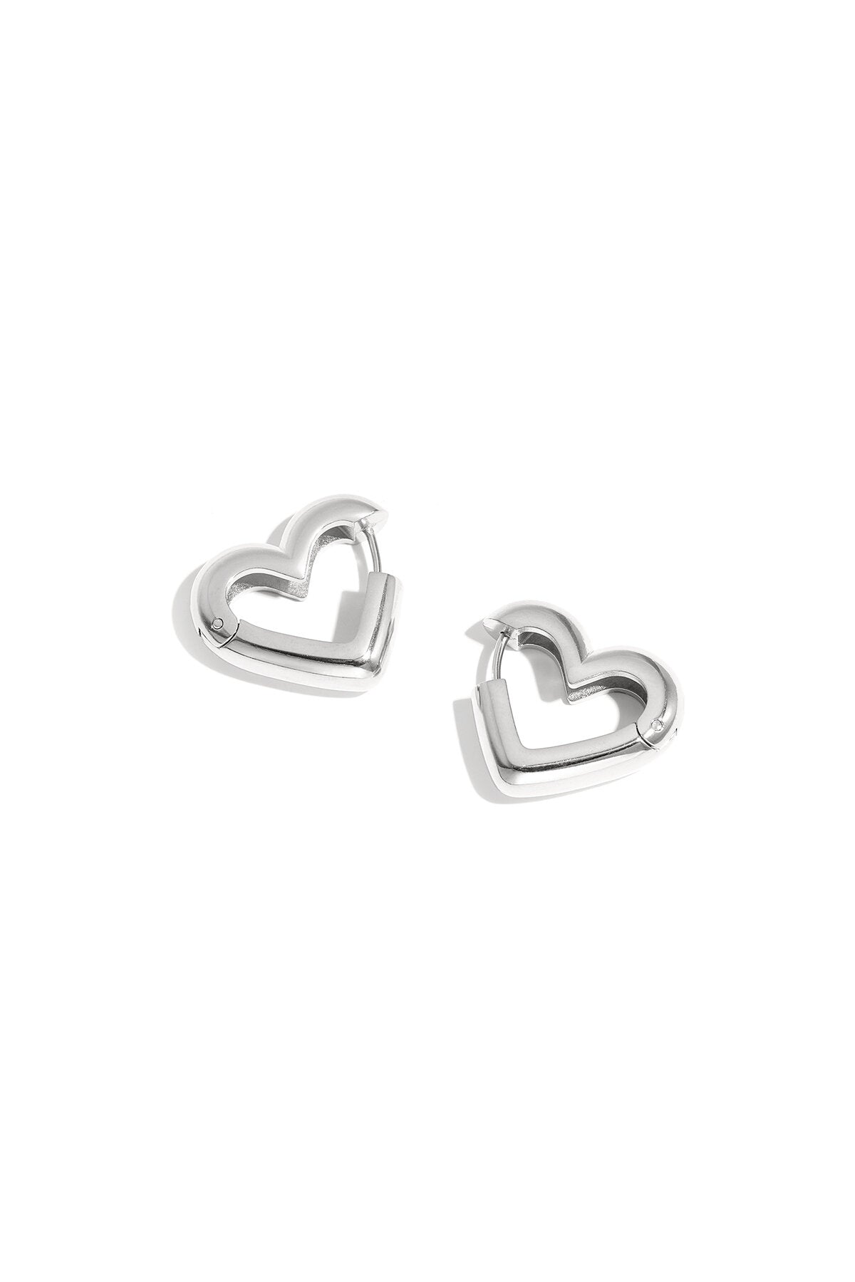 Orecchini a cerchio a forma di cuore