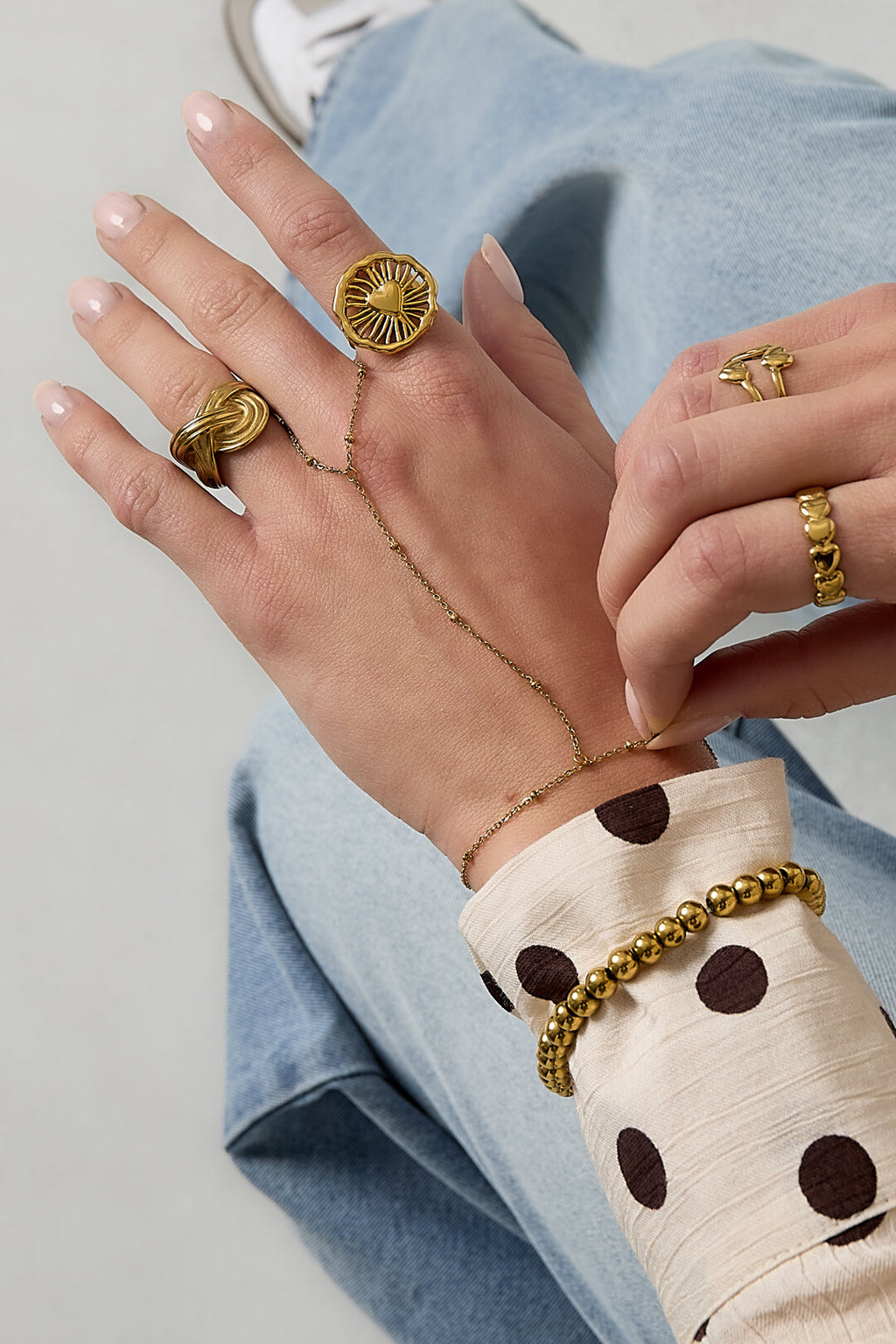 bracciale a mano con dettagli a sfera