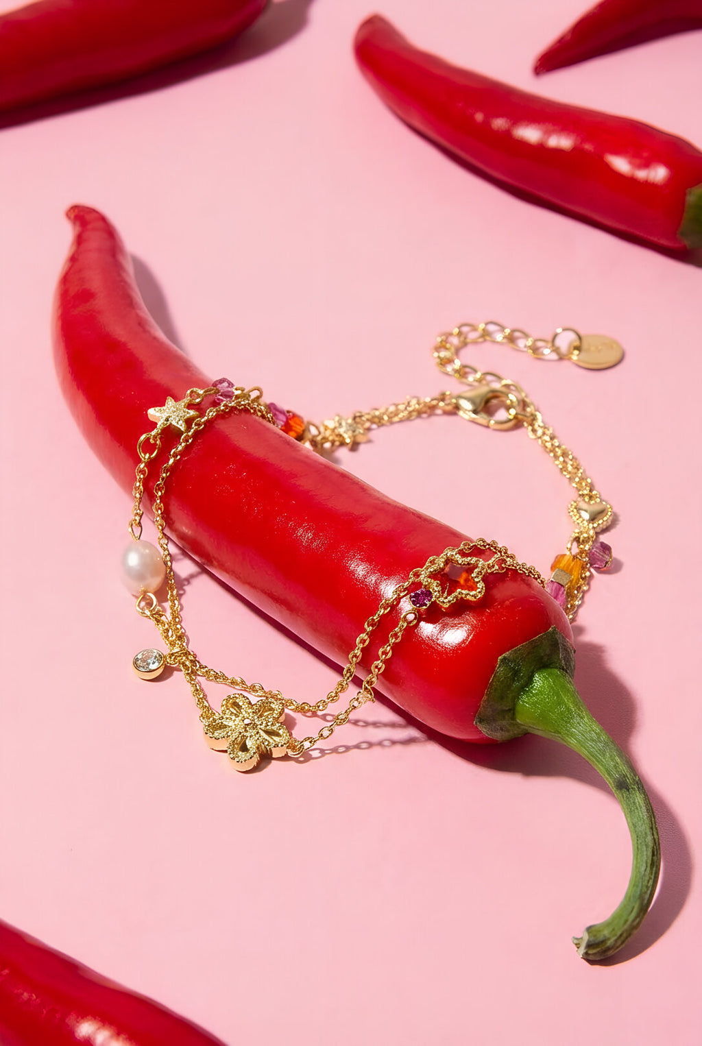 Bracciale con ciondoli a forma di stella e fiore, perle, pietre e perline.